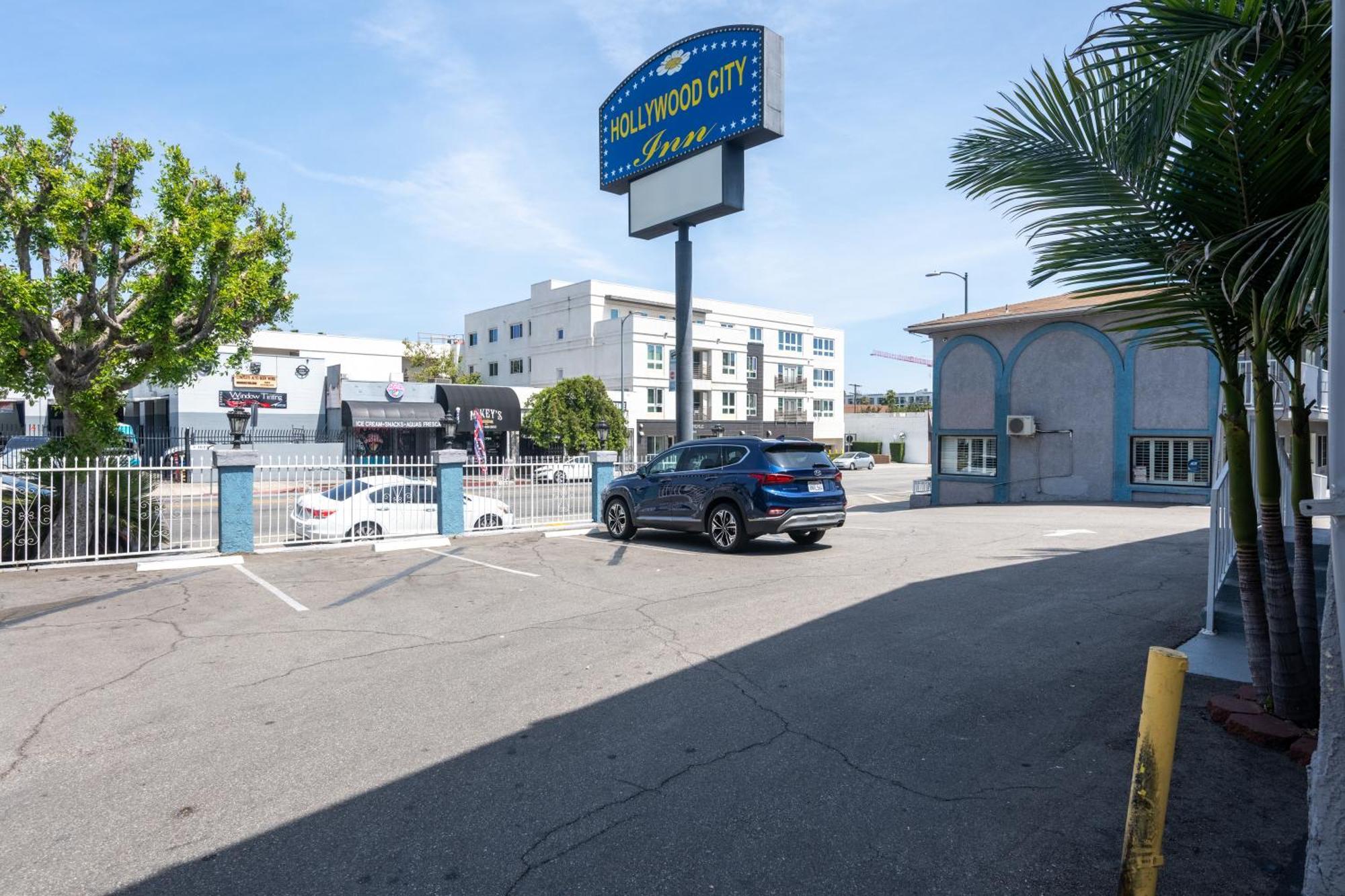 Hollywood City Inn — Foto 1
